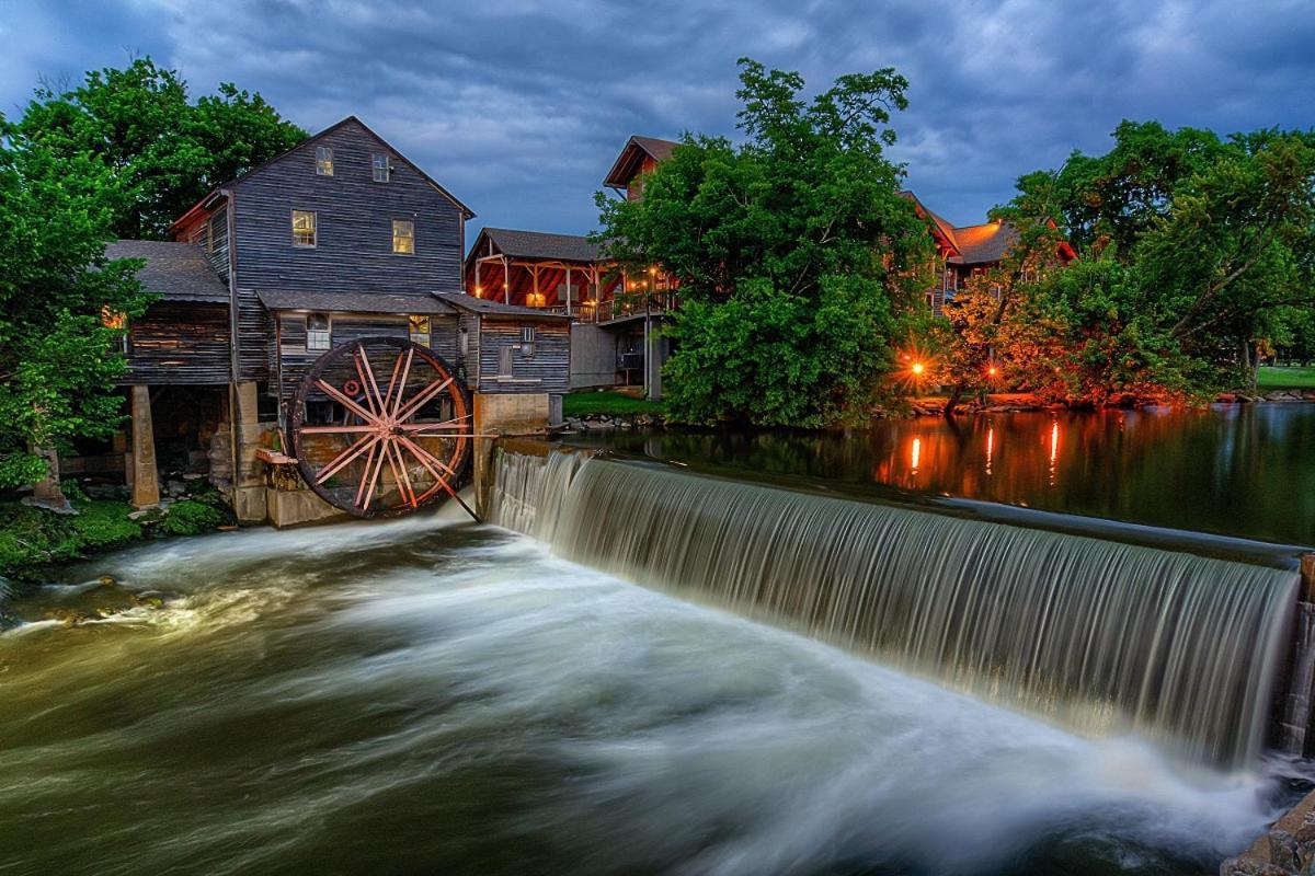 A Stones Throw, You Get 1089 Free Attraction Tickets Per Paid Day, Dollywood And Much More! Pigeon Forge Exterior foto